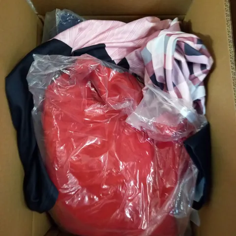 LOT OF ASSORTED CLOTHING ITEMS AND ACCESSORIES TO INCLUDE; T-SHIRTS, JUMPERS ETC