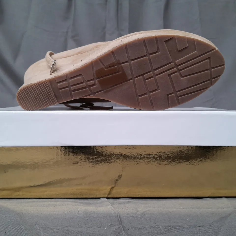 BOX OF APPROXIMATELY 10 BOXED PAIRS OF SINOBEN CLOSED TOE WEDGES IN TAN - VARIOUS SIZES