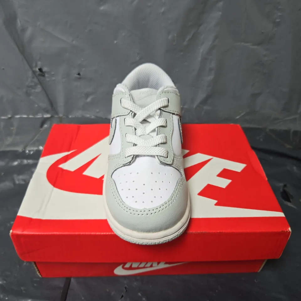 BOXED PAIR OF NIKE DUNK LOW (TDE) CHILDRENS TRAINERS IN WHITE/GREY - SIZE 8C
