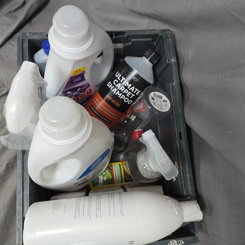 A TOTE OF ASSORTED HOUSEHOLD CLEANING PRODUCTS TO INCLUDE PERSIL NON BIO, MONTY OUTDOOR CLEANER, MAKARI BÉBÉ CLEANSING MILK, ULTIMATE CARPET SHAMPOO