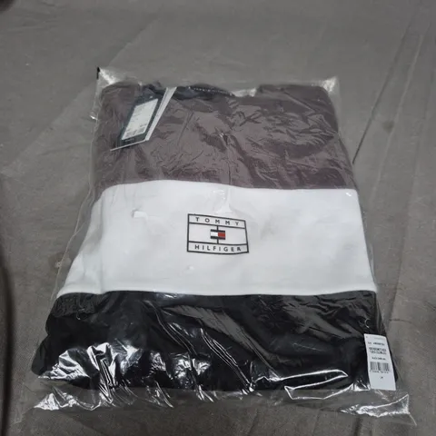 SEALED TOMMY HILFIGER BLACK / DARK ASH FLEECE , SIZE 164