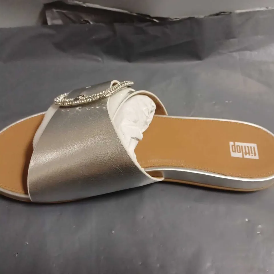 BOXED PAIR OF FITFLOP CRACIE CRYSTAL MAXI BUCKLE METALLIC LEATHER SLIDES IN SILVER - UK 6