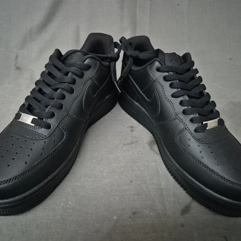 BOXED PAIR OF NIKE AIR FORCE 1 '07 SHOES IN BLACK UK SIZE 9