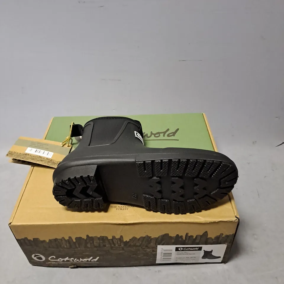 BOXED PAIR OF COTSWOLD GROSVENOR WATERPROOF BOOTS IN BLACK SIZE 4