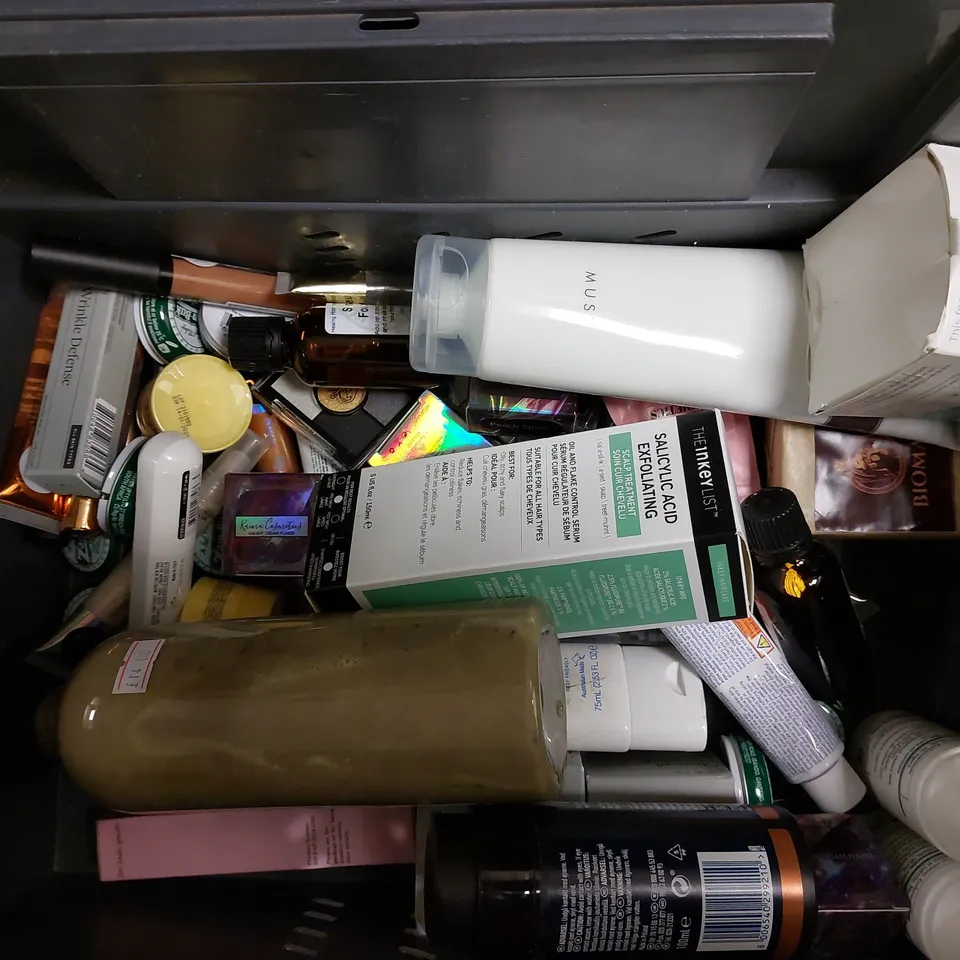 BOX OF APPROX 20 COSMETIC ITEMS TO INCLUDE SCOTTISH FINE SOAP COMPANY AU LAIT BODY MILK, LUMIN FACE MOISTURISER, ASPREY PURPLE WATER