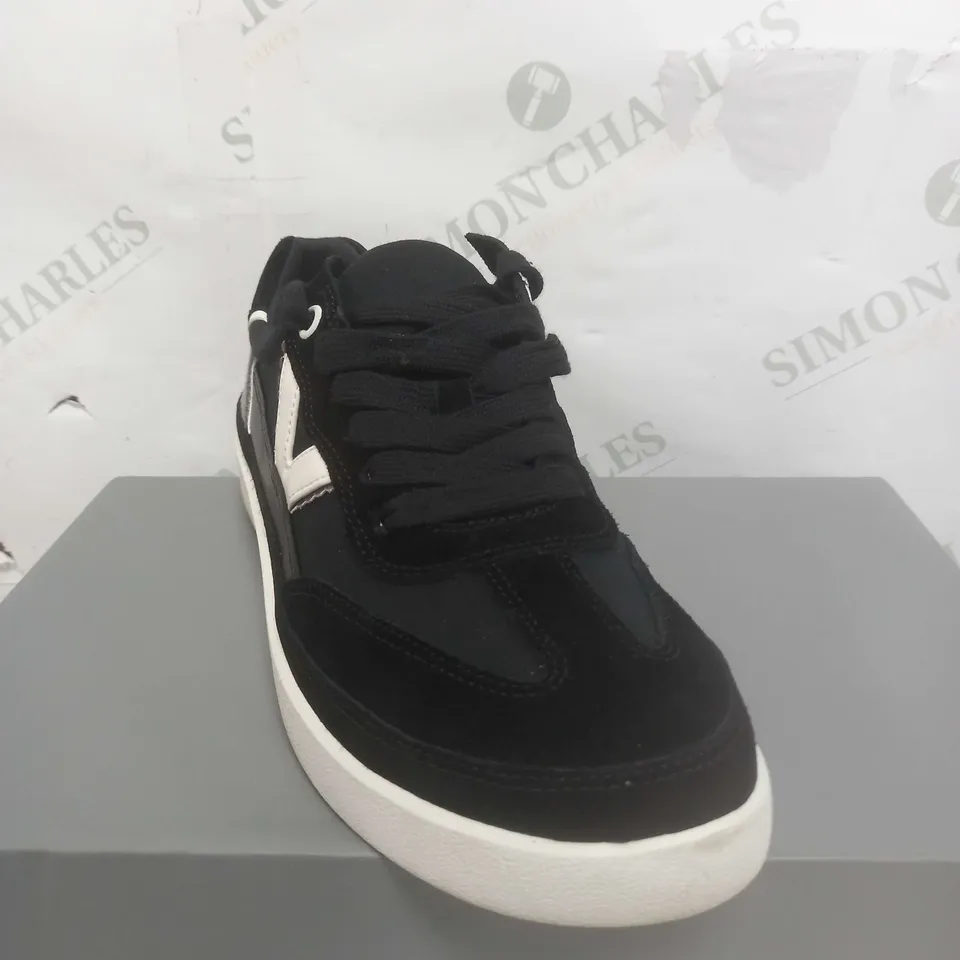 BOXED PAIR OF VIONIC ESSENCE MYLIE TRAINERS IN BLACK SIZE 6