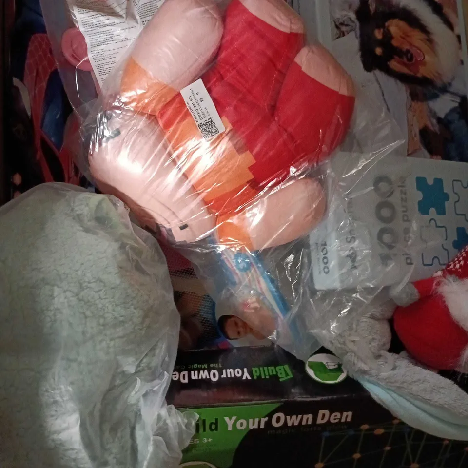 APPROXIMATELY 20 ASSORTED TOYS AND GAMES TO INCLUDE PLUSH TOYS, RC CAR, PUZZLE ETC 