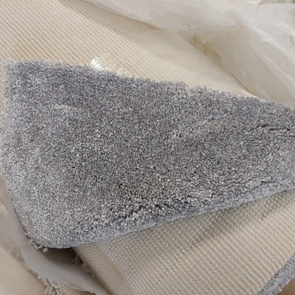 ROLL OF QUALITY CLASSIC CHARM SILVER RING CARPET // SIZE: APPROX 5 X 4.1