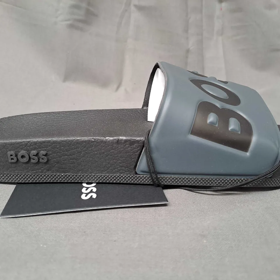 PAIR OF BOSS SLIDERS IN BLACK/GREY EU SIZE 43
