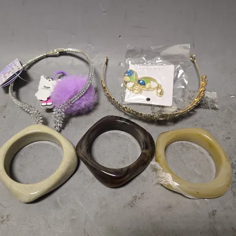 APPROXIMATELY 12 ASSORTED JEWELLERY ITEMS TO INCLUDE - EARRINGS , NECKLACE , BRACELET ETC