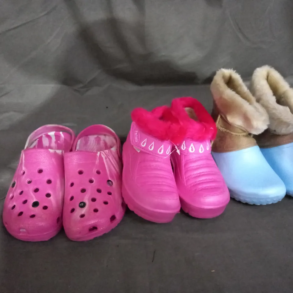 APPROXIMATELY 10 PAIRS OF ASSORTED KIDS SHOES IN VARIOUS STYLES AND SIZES 