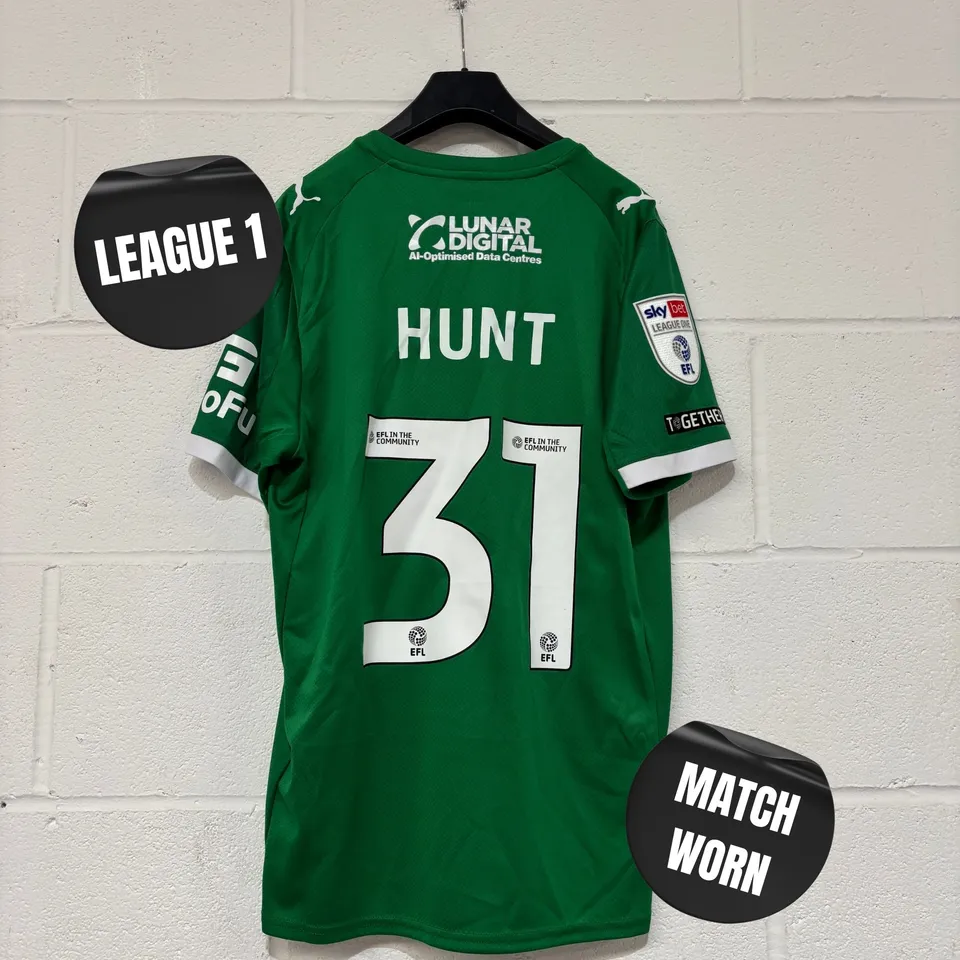 STOCKPORT COUNTY F.C LEAGUE ONE MATCH WORN THIRD KIT IN GREEN - UK M / JACK HUNT #31