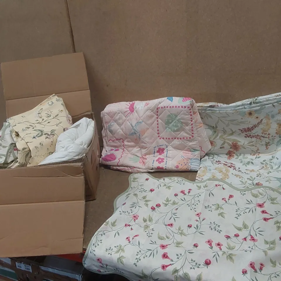 BOX CONTAINING A VERY LARGE QUANTITY OF ASSORTED BEDDING INCLUDING: DUVET, DUVET COVERS ECT
