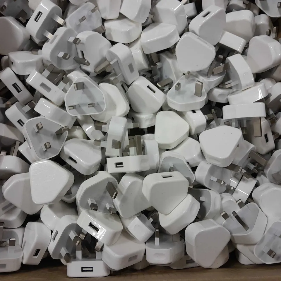 APPROXIMATELY 200 USB TRAVEL ADAPTER PLUGS IN WHITE