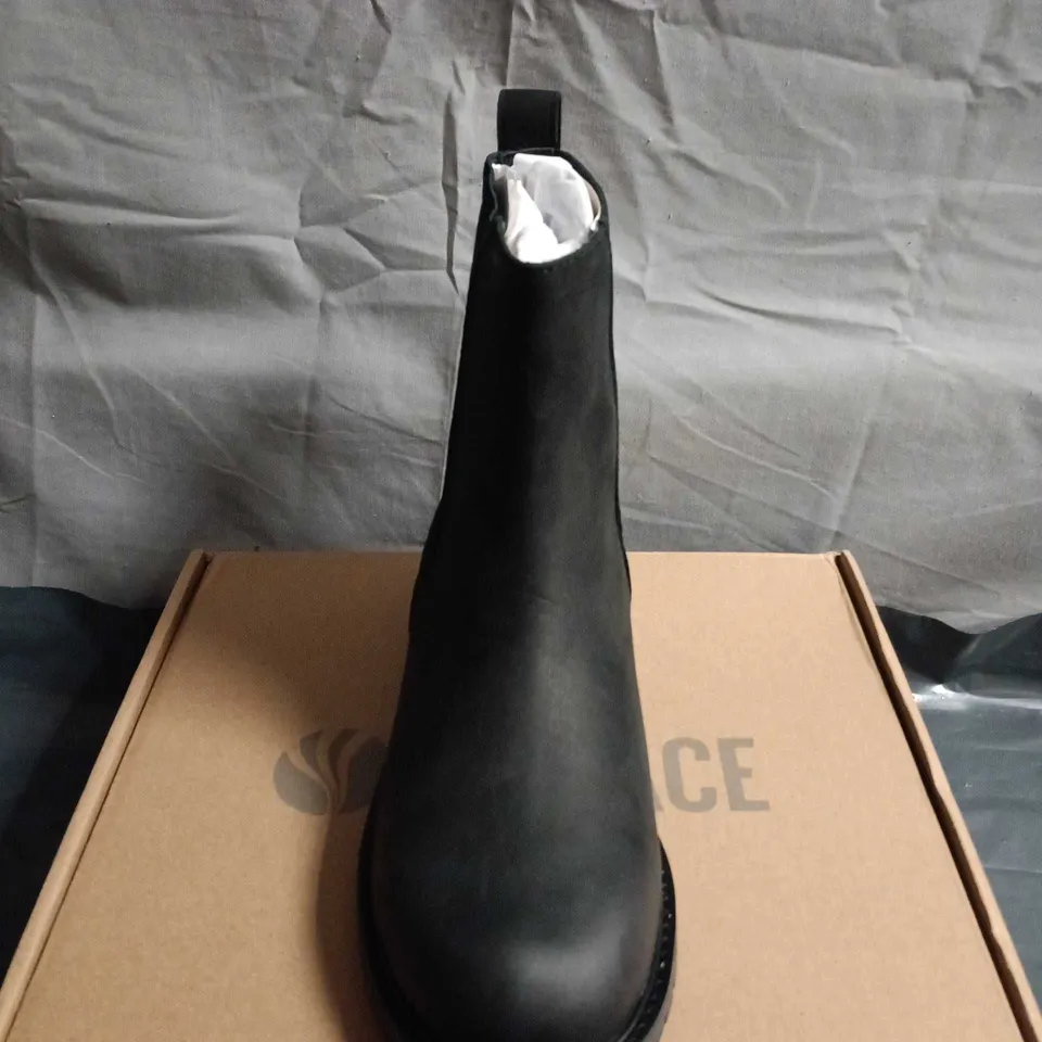 BOXED PAIR OF FATFACE BLACK CHELSEA BOOTS – UK SIZE 6