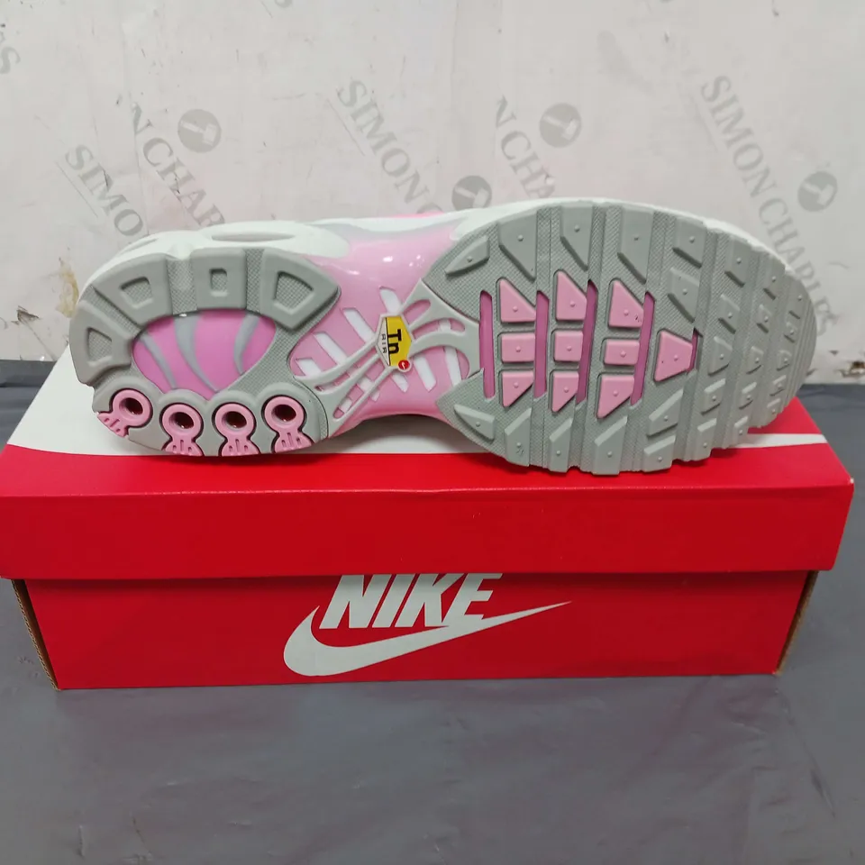 BOXED PAIR OF WOMENS NIKE AIR MAX PLUS TRAINERS SIZE 8