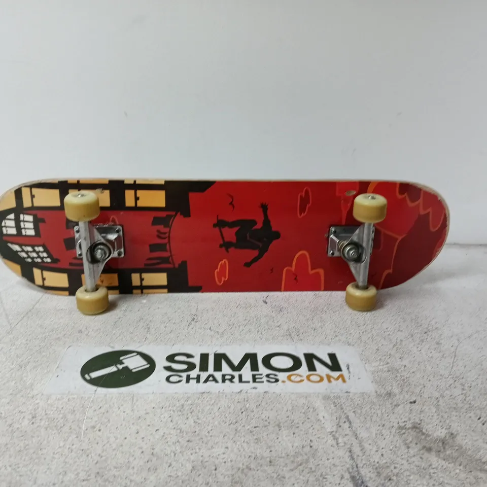SKATEBOARD – DECK WITH GRAPHIC ARTWORK, YELLOW WHEELS