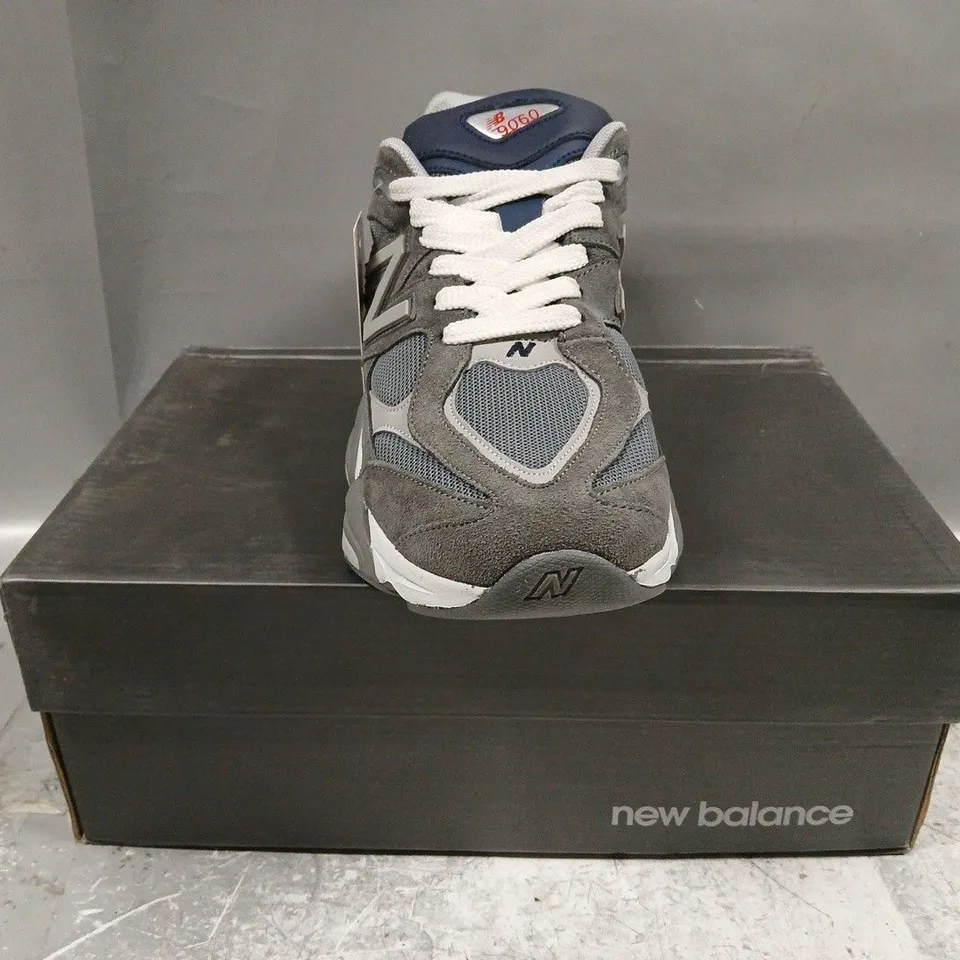 BOXED PAIR OF NEW BALANCE 9060 TRAINERS IN GREY/NAVY SIZE UK 9