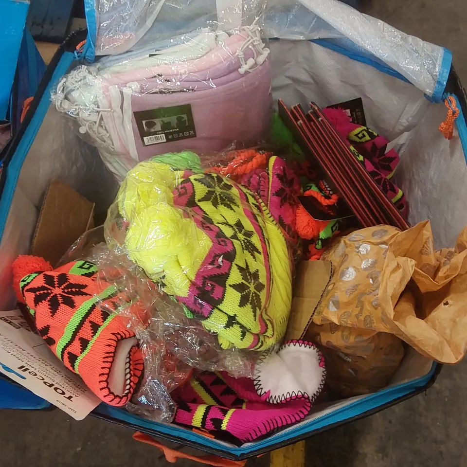 PALLET CONTAINING A LARGE QUANTITY OF ASSORTED ITEMS INCLUDING: WINTER HATS, HAIR INSERTS, ASSORTED BUTTON CELLS ECT