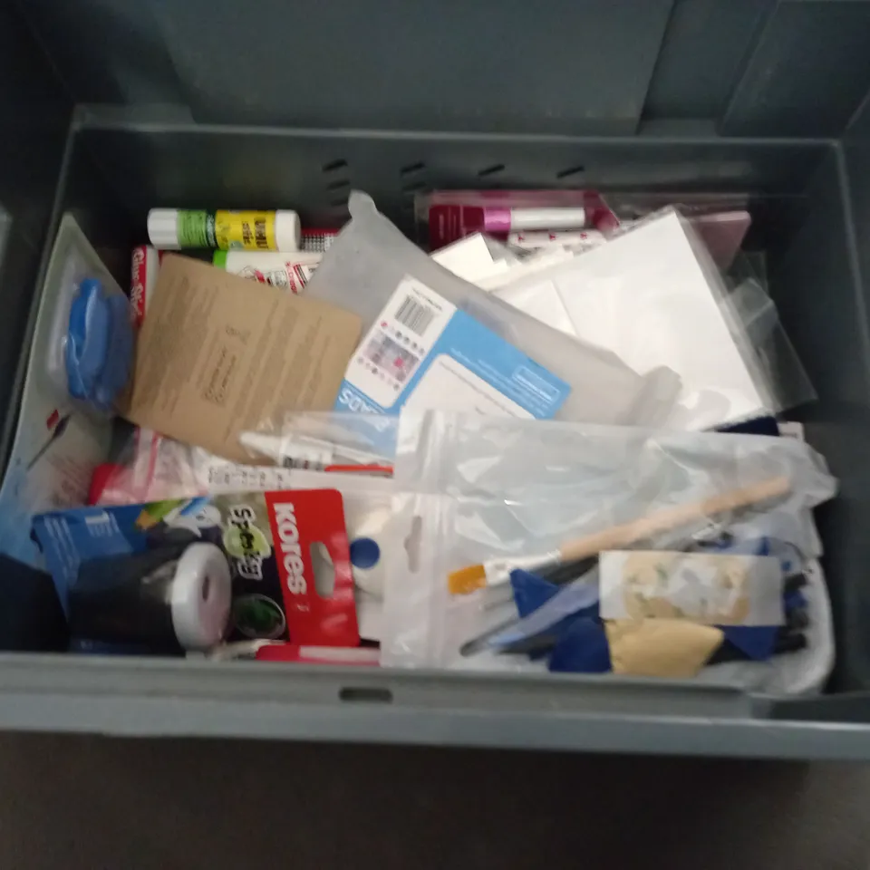 LOT OF ASSORTED STATIONARY ITEMS TO INCLUDE BRANDED PARKER PENS, BLUE TACK, MAGNETIC PEN AND TIPP-EX