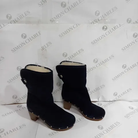 UNBOXED PAIR OF UGG SIZE 36 NAVY LINED BOOTS 
