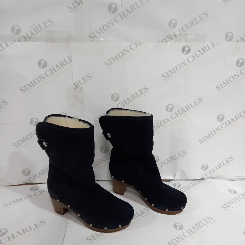 UNBOXED PAIR OF UGG SIZE 36 NAVY LINED BOOTS 