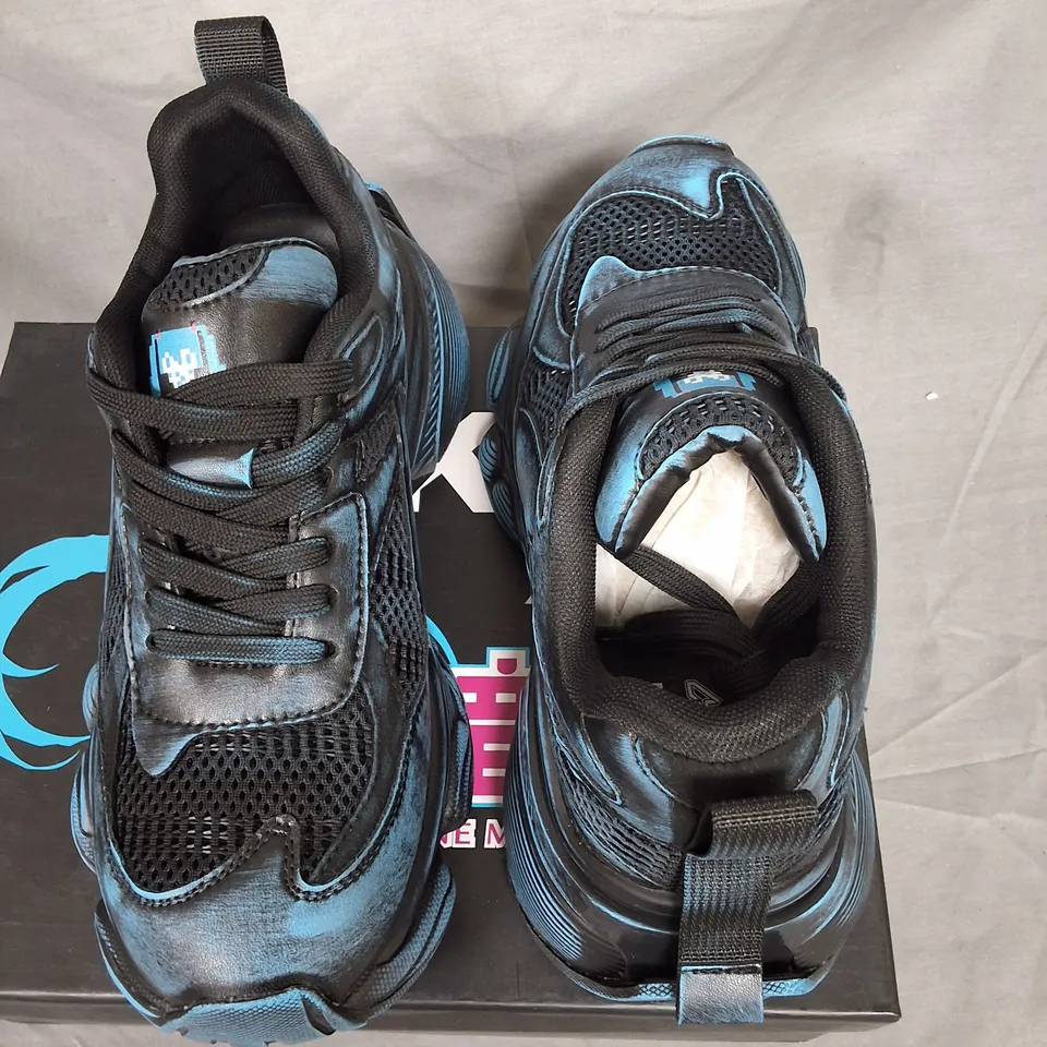 BOXED KOI HATSUNE MIKU CHUNKY TRAINERS IN BLACK/BLUE - UK 7