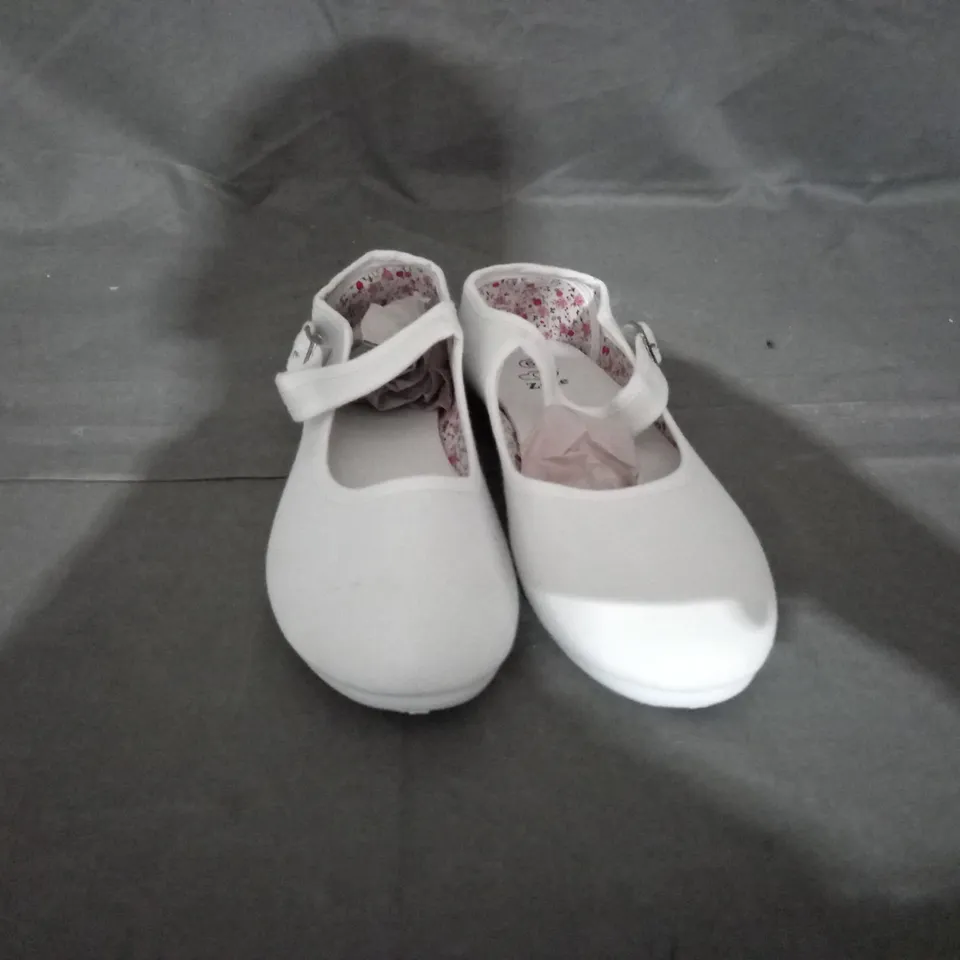APPROXIMATELY 12 PAIRS OF WHITE CANVAS FLAT SINGLE STRAP SHOES SIZE 6