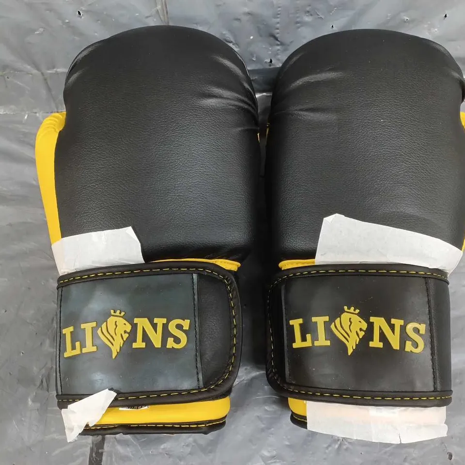 LIONS BOXING GLOVES IN BLACK/YELLOW - 10 0Z