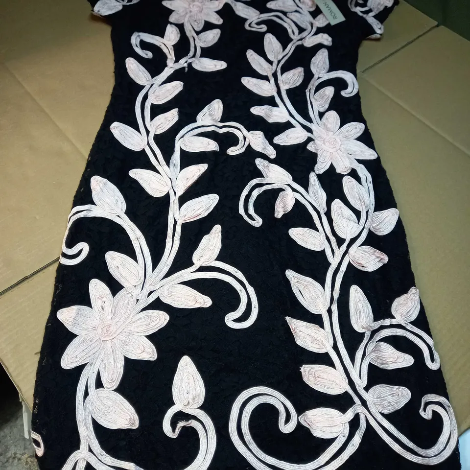 ROMAN BLACK/PINK TEXTURED FLORAL EVENING DRESS - SIZE 16