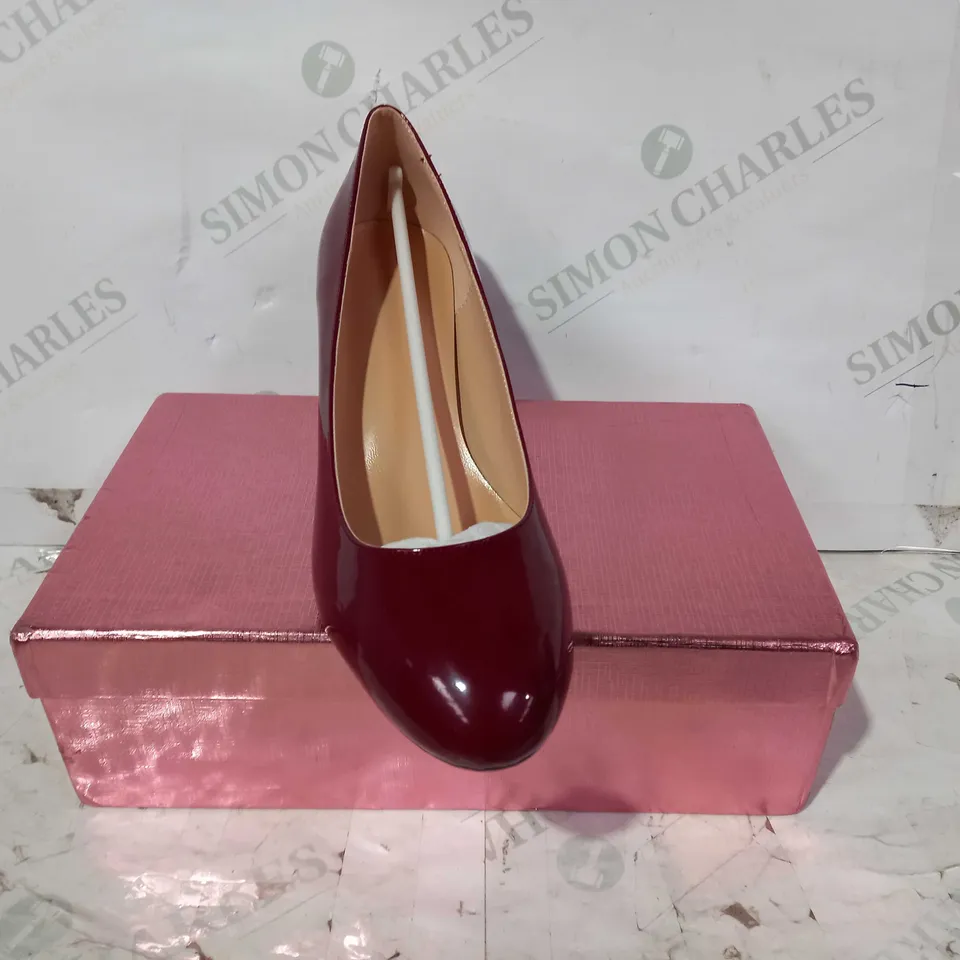 PAIR OF DESIGNER CLOSED TOE HEELED SHOES IN RED EU SIZE 39