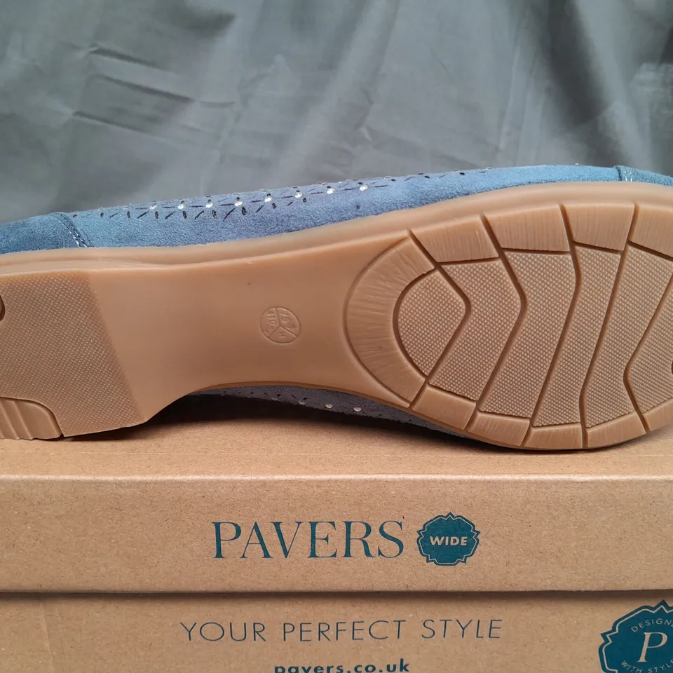 BOXED PAVERNS WIDE OPEN TOP SLIP ON SHOES IN DENIM - UK 8