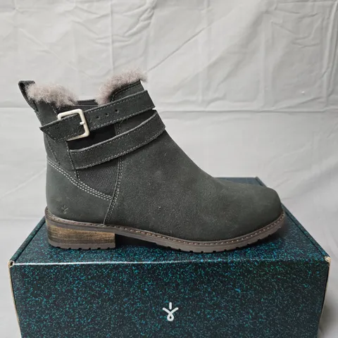 EMU AUSTRALIA WOMEN'S SUEDE ANKLE BOOTS WITH SHEARLING LINING (W9/M8) – BOXED