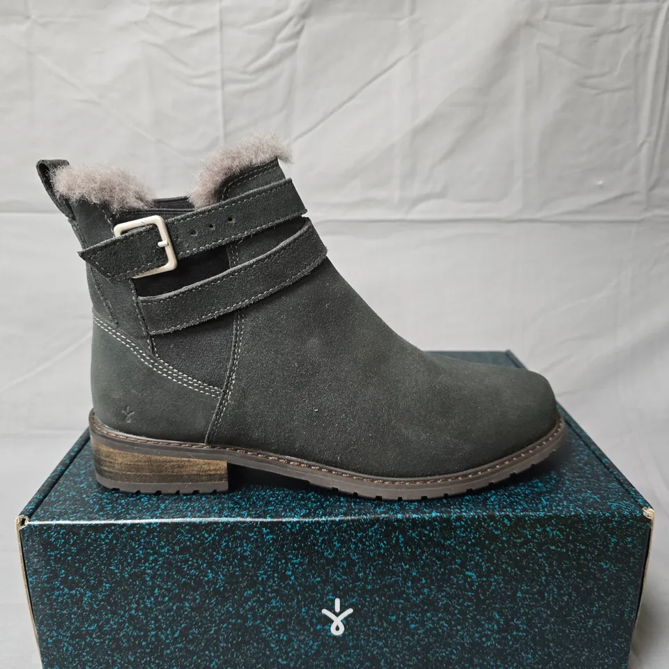 EMU AUSTRALIA WOMEN'S SUEDE ANKLE BOOTS WITH SHEARLING LINING (W9/M8) – BOXED
