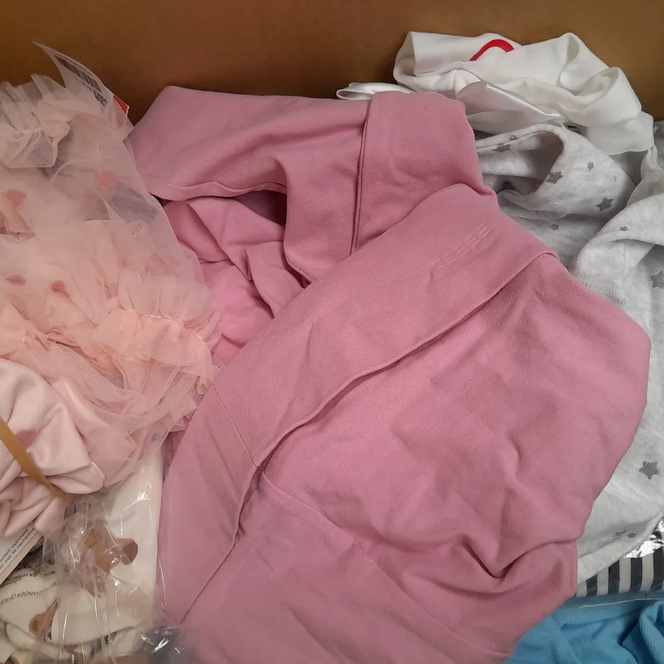 APPROXIMATELY 30 ASSORTED KIDS CLOTHING IN VARIOUS STYLES TO INCLUDE SIZES 3-6 MONTHS, 6-9 MONTHS, 12-13 YEARS