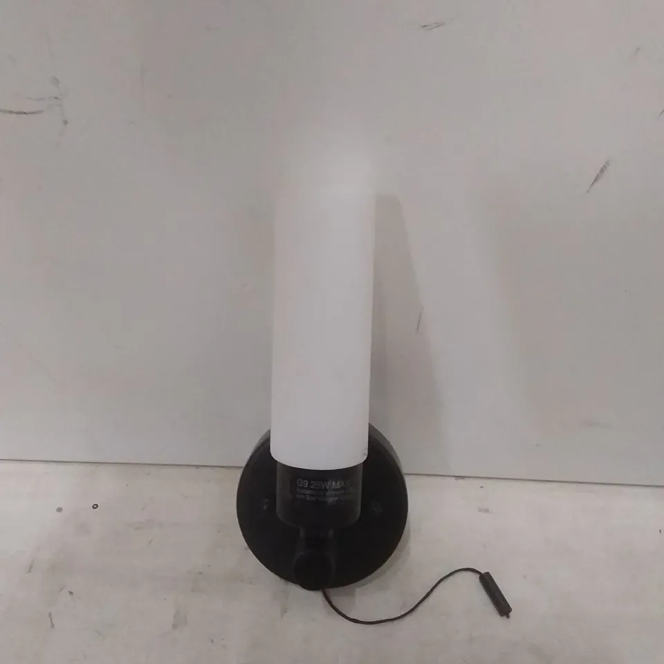 1 BLACK IP44 WALL LIGHT WITH PULL STRING 