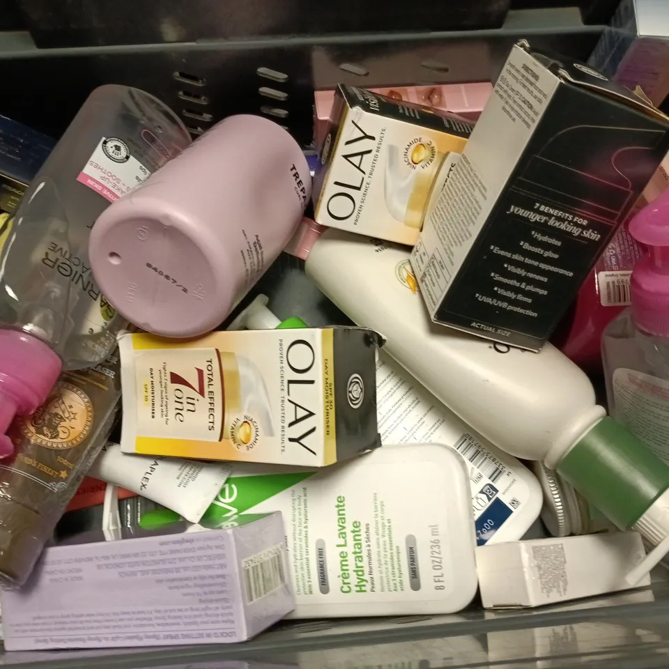 APPROXIMATELY 20 ASSORTED COSMETICS ITEMS TO INCLUDE BED HEAD TIGI SHAMPOO & CONDITIONER, AVEENO DAILY MOISTURISING BODY WASH, REVOLUTION CONCEAL & DEFINE, ETC