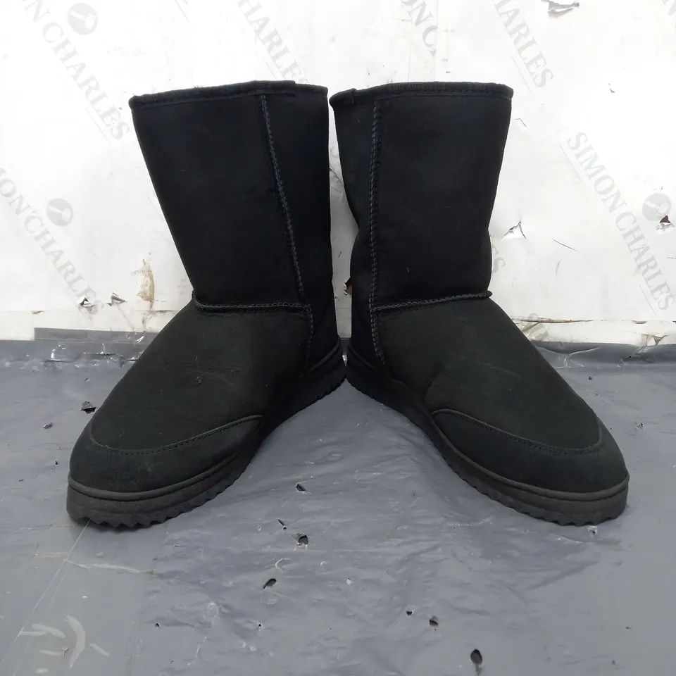 BOXED PAIR OF EMU AUSTRALIA ANKLE BOOTS IN BLACK SIZE 7