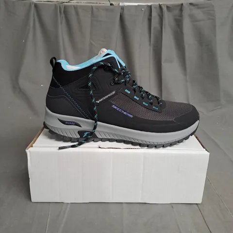 SKETCHERS ARCH FIT WOMENS SIZE 9.5 WORKWEAR SHOES