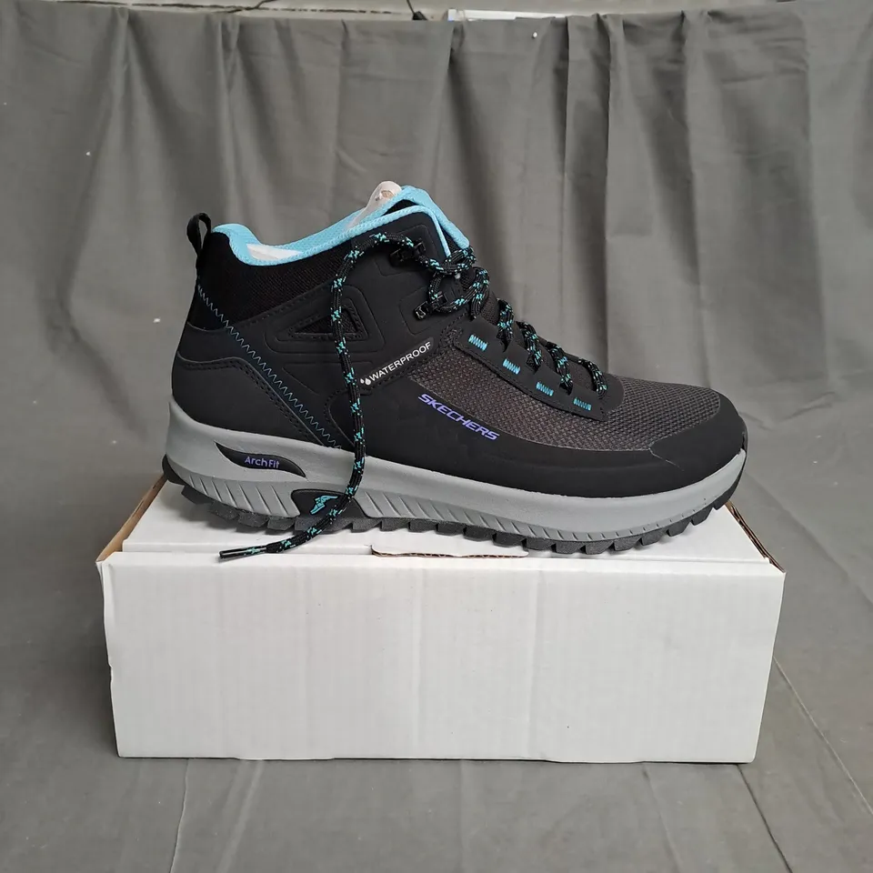 SKETCHERS ARCH FIT WOMENS SIZE 9.5 WORKWEAR SHOES 