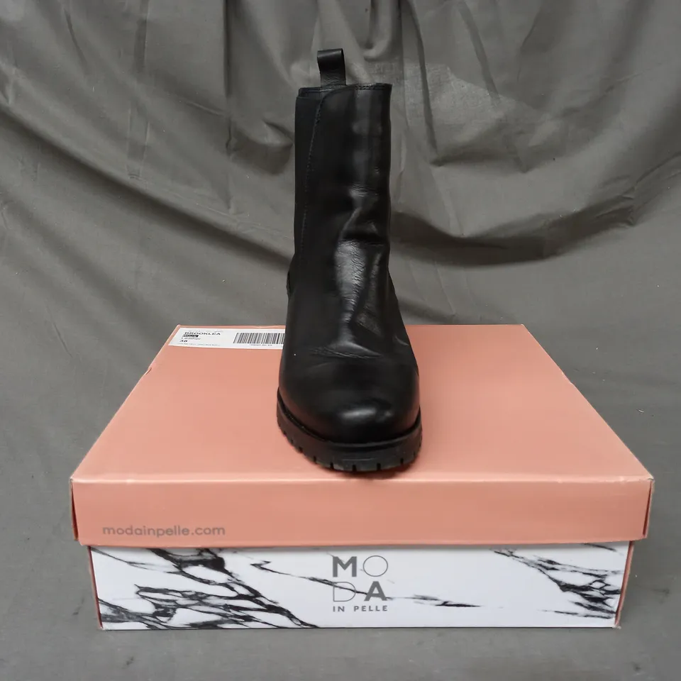 BOXED MODA IN PELLE BROOKLEA CHELSEA BOOTS IN BLACK SIZE 5