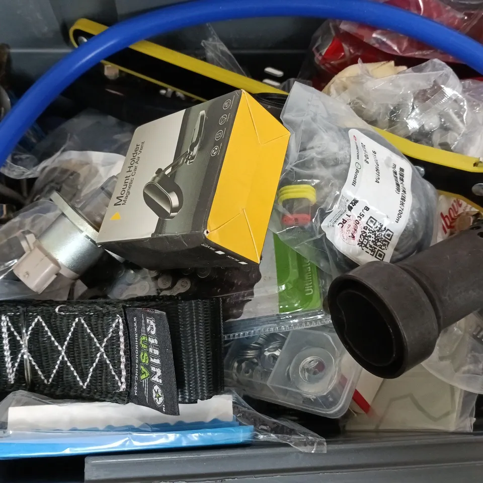 BOX OF ASSORTED CAR ITEMS TO INCLUDE - BIKE CHAINS - DOOR LOCK - DISK BRAKE PAD