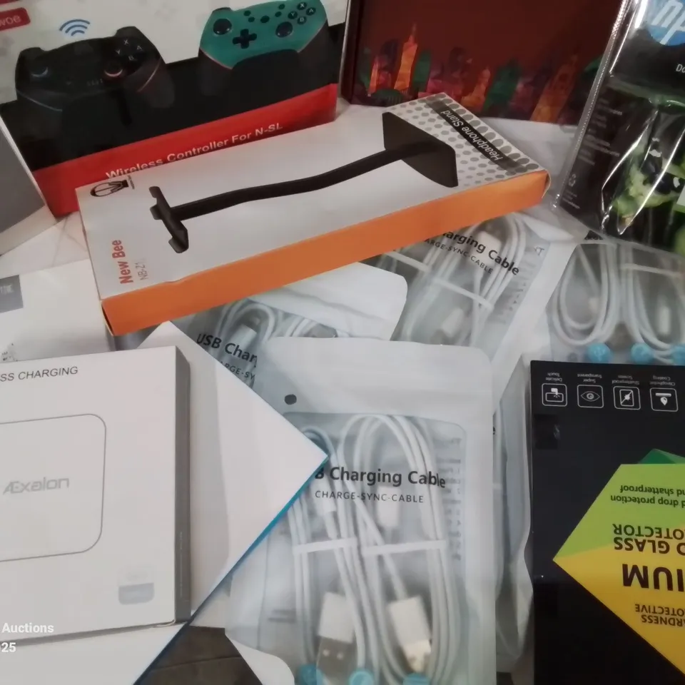 BOX CONTAINING LARGE AMOUNT OF BOXED ELECTRICAL ITEMS TO INCLUDE: INK CARTRIDGES, PHONE SCREEN PROTECTION COVERS, LIGHT BULBS, GAMING REMOTE AND LOTS MORE.