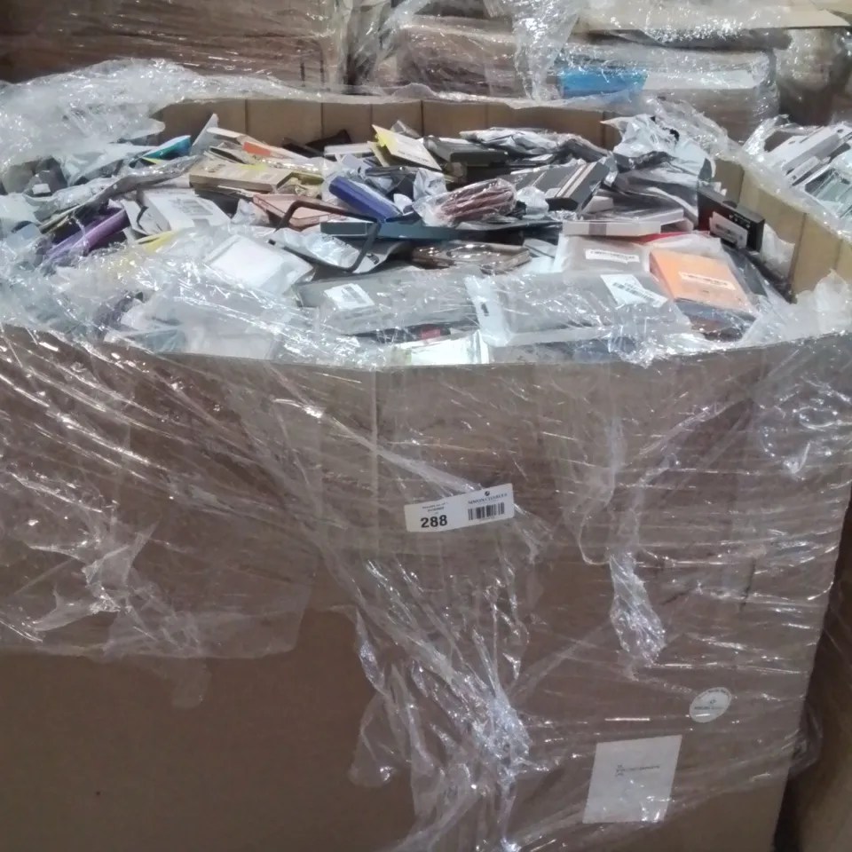 PALLET CONTAINING VERY LARGE AMOUNT OF BRAND NEW PHONE CASES [MODELS AND MAKES VARY]