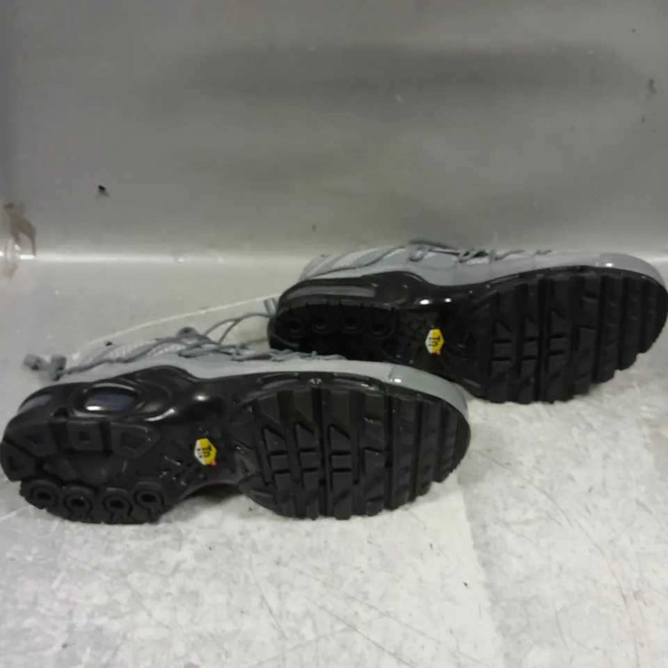 UNBOXED PAIR OF NIKE AIR TN GREY UK 6 