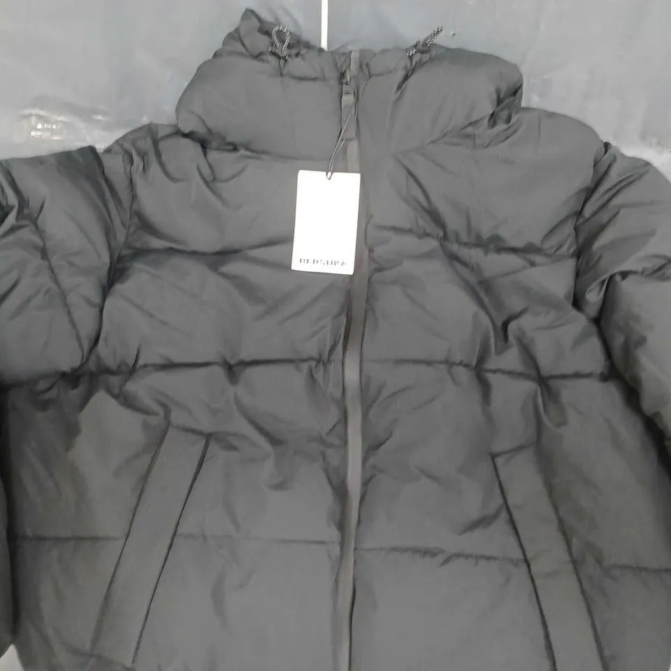 BERSHKA HOODED PUFFER JACKET IN BLACK SIZE MEDIUM