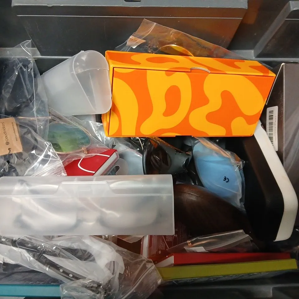 APPROXIMATELY 15 ASSORTED MOBILE PHONE ACCESSORIES TO INCLUDE COMPACT LENSES, OPULIZE GLASSES, 4 VISION GLASSES, ETC