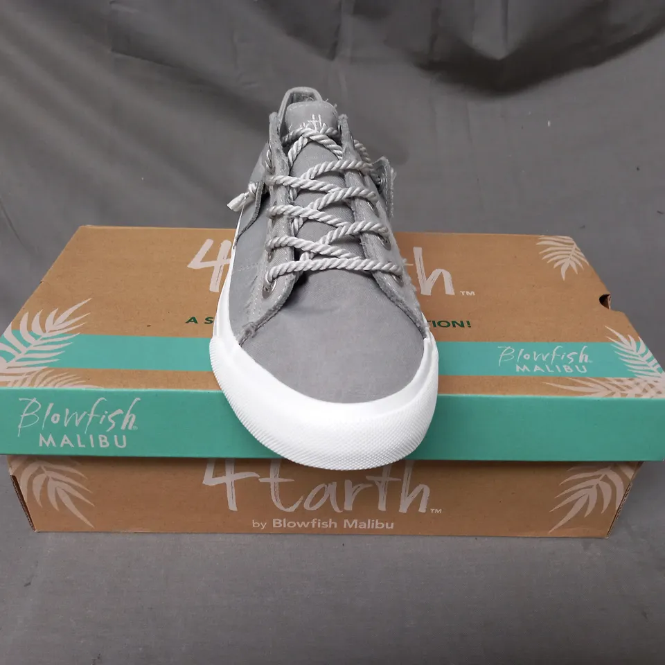 BOXED PAIR OF BLOWFISH MALIBU 4 EARTH SHOES IN GREY SIZE 7