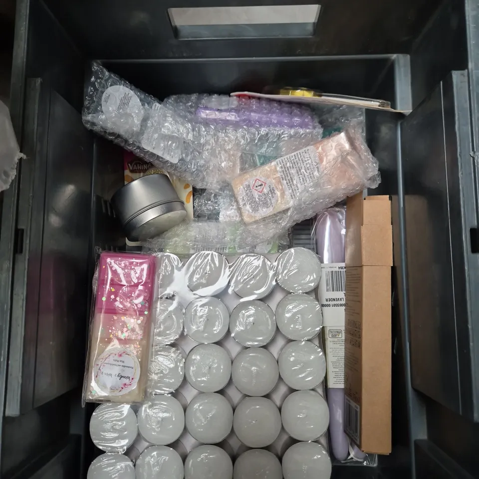 TOTE OF APPROXIMATELY 15 CANDLES AND WAX MELTS - SCENTED AND UNSCENTED