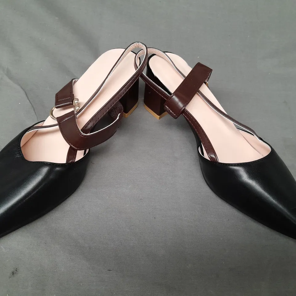 BOXED PAIR OF DESIGNER POINTED TOE BLOCK HEEL SHOES IN BLACK/BROWN EU SIZE 41